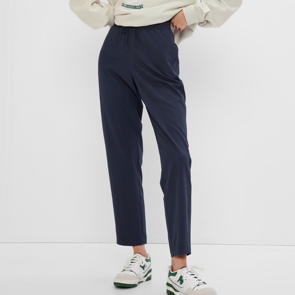 GapFit Runaround Airy Ankle Pants
*New with tags*
Color: Navy/Dark blue